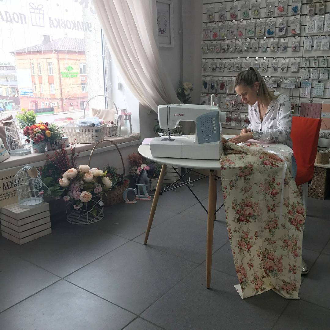 Красотка Оля создаёт красоту кругом ???? #коворкингворле #freedoman57 #orel #скрап #coworkingspace