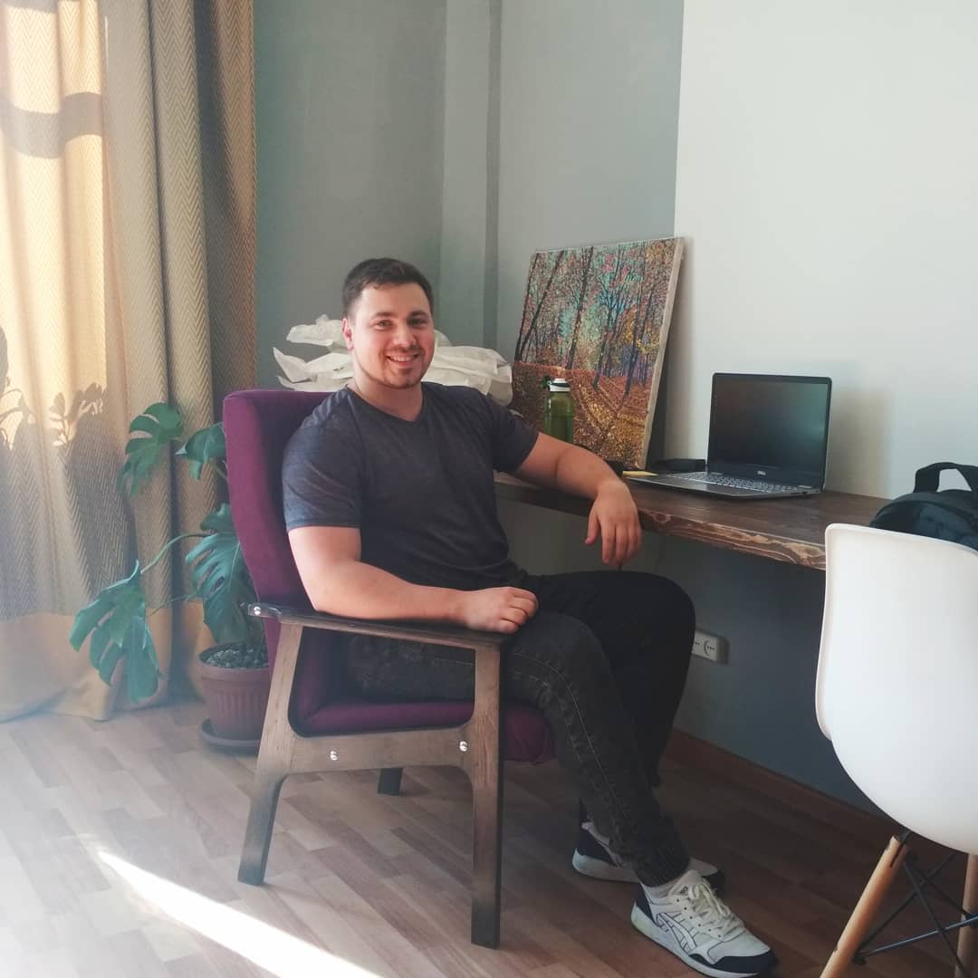Владимир, разработчик ПО, приехал на недельку из Москвы?️ Тяжело, говорит, из дома работать, для него это смена обстановки. И мы его прекрасно понимаем! ?

#гостиковоркинга #коворкингворле #freedoman57
