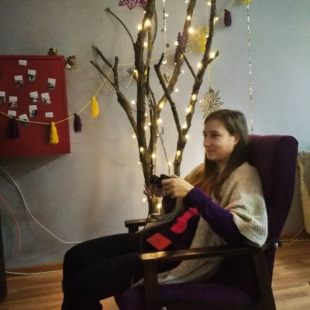 Новогоднее настроение✨: гирлянда, новогодняя музыка и приставка? По секрету, это слабость Вики, но позволила она ее себе только в перерыв?

#денди #коворкингвОрле #freedoman57