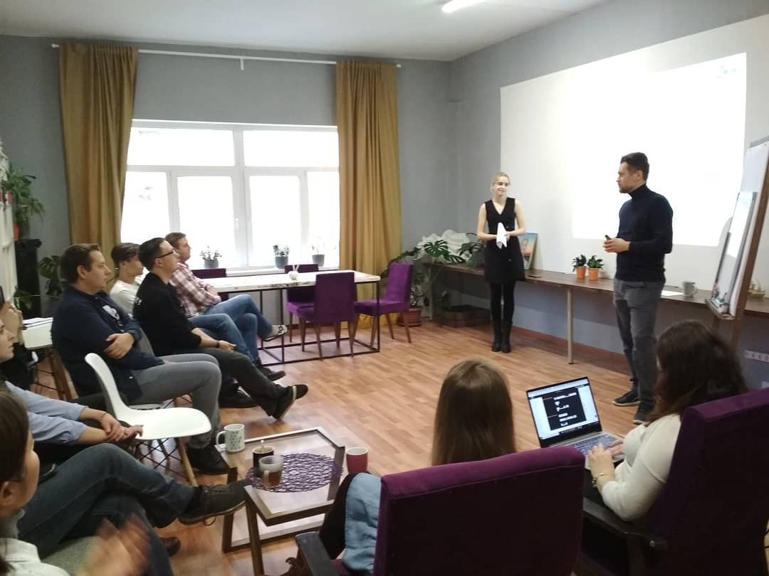Сегодня прошло открытое занятие по английскому языку от школы ДЯР. Было очень весело)) Собрались резиденты коворкинга Freedom (частично даже прошлые и будущие). Но, даже если вы не являетесь нашим клиентом, вы можете присоединиться к нашей группе и проходить обучение в нашей уютной атмосфере. Скоро выложим расписание ?

#английскийворле #коворкингвОрле #freedoman57 #orel #englishlanguage